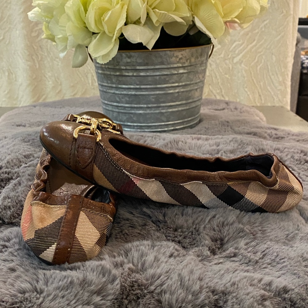 Ballerina flats by Burberry. - Picture 3 of 15